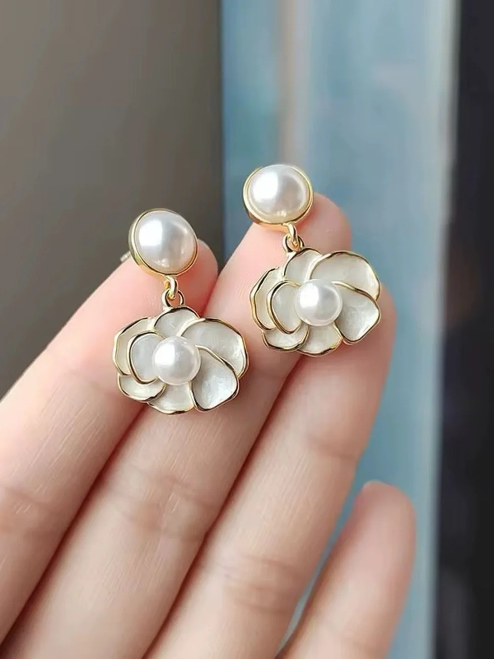 ***Elegant White Pearl Flower Drop Earrings - Gold Trim
